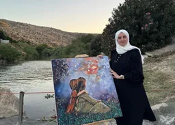 “Pintar es devolver vida”: Al Shab, la artista que impulsa la reconstrucción de Siria con sus obras