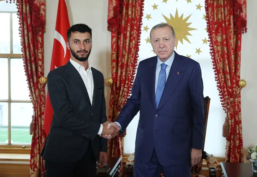 الرئيس أردوغان يستقبل المخرج الفلسطيني باسل عدرا الحائز على جائزة الأوسكار