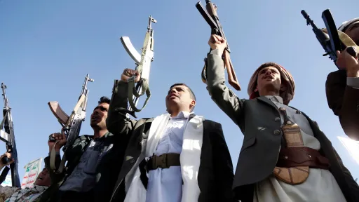 تحشيدات عسكرية لدى الحكومة والحوثيين تعيد شبح الحرب إلى الواجهة في اليمن