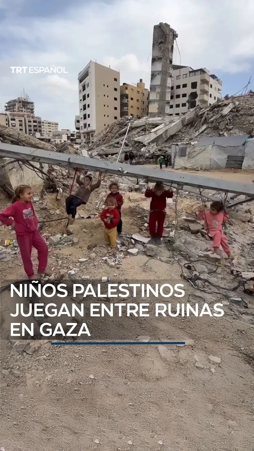 Niños palestinos juegan entre escombros