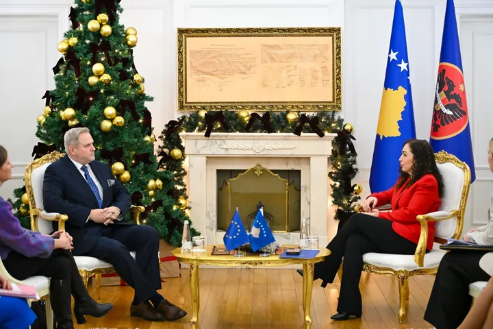 Presidentja Osmani kërkon mbështetjen e Terrasit për heqjen e masave të BE-së ndaj Kosovës