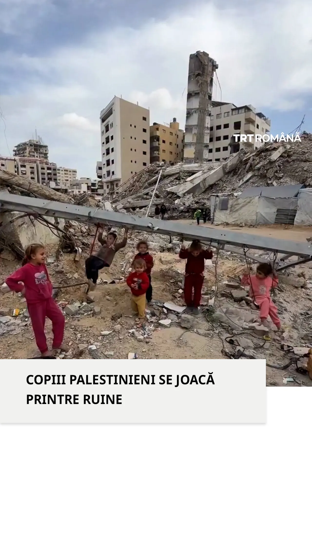 Copiii palestinieni se joacă printre ruinele lăsate de atacurile israeliene