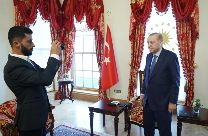 Erdogan recibe a codirector de “No Other Land” y elogia el foco del documental en la lucha palestina
