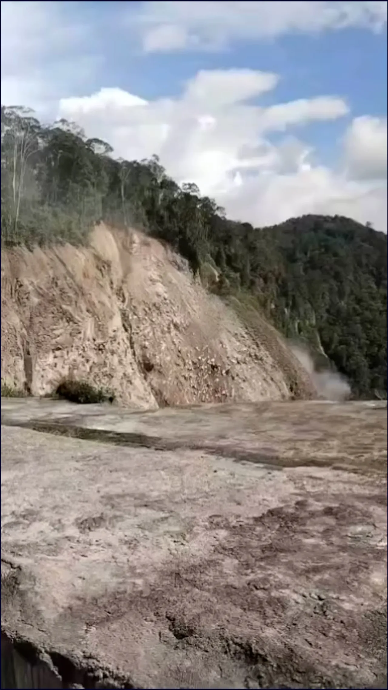 Longsor beruntun di PLTA Pakkat, warga diminta menjauhi aliran sungai
