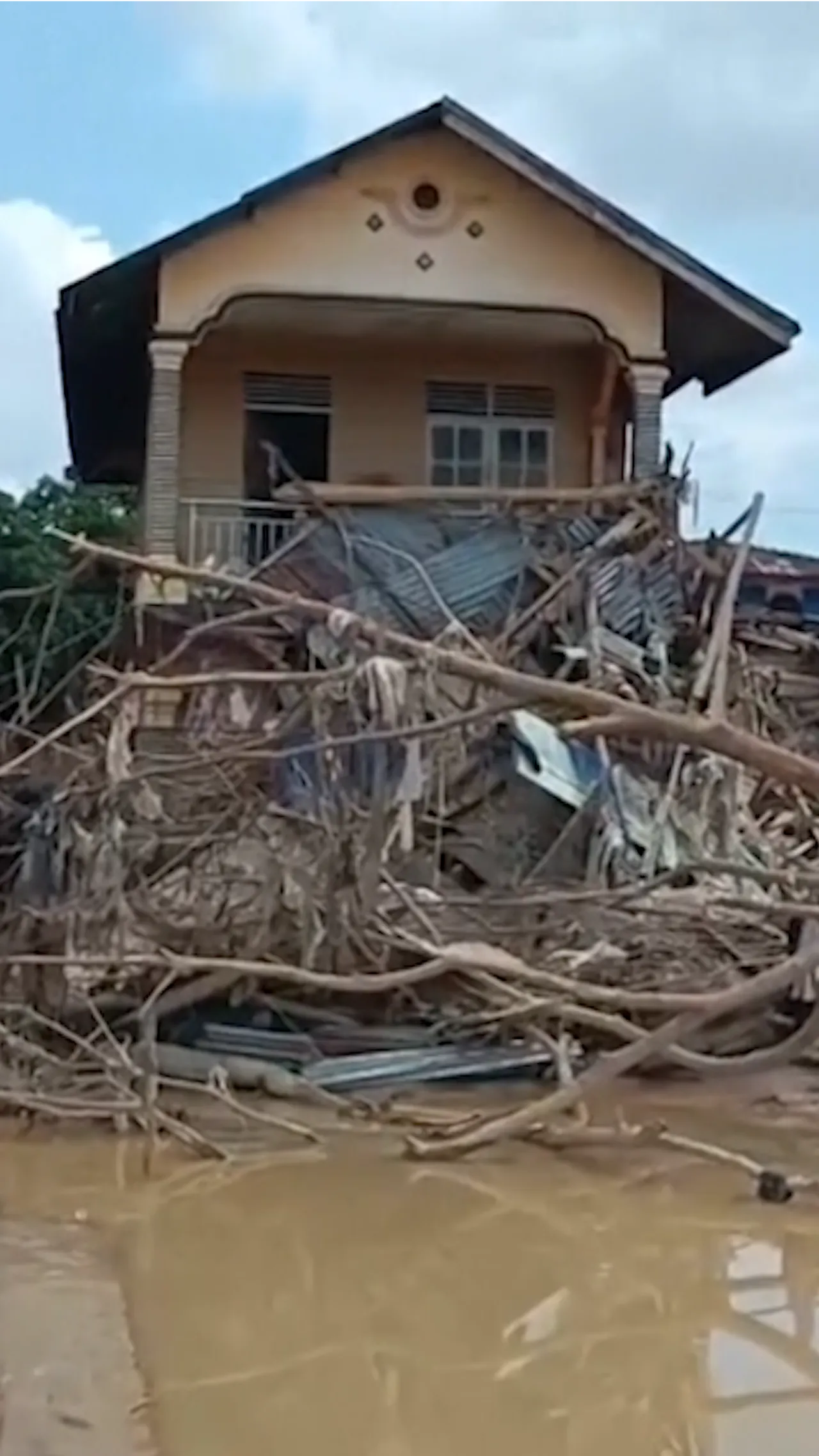 Desa di Aceh Tamiang tenggelam, warga kelaparan dan krisis air bersih