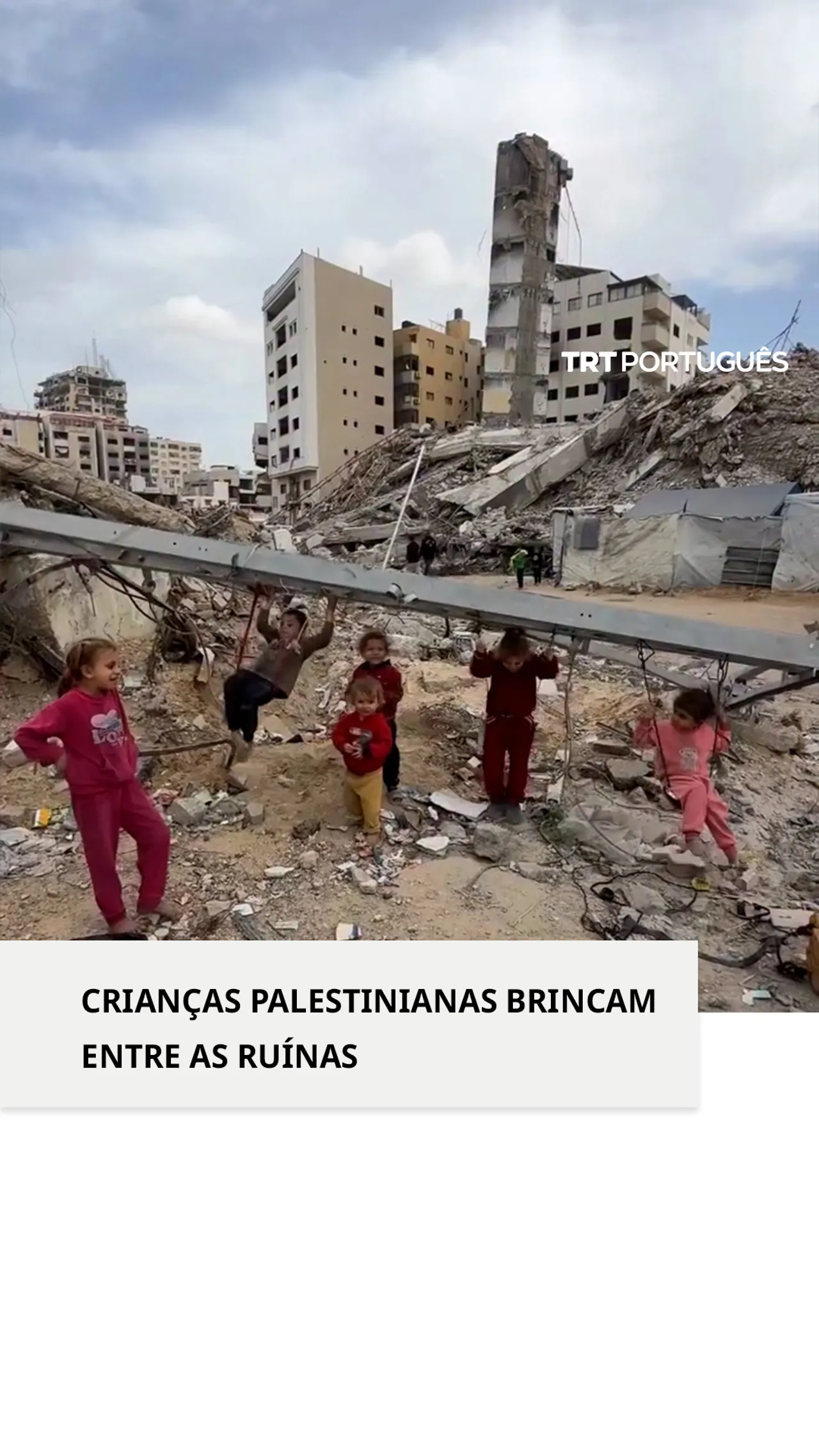 Crianças palestinianas brincam entre as ruínas deixadas pelos ataques israelitas
