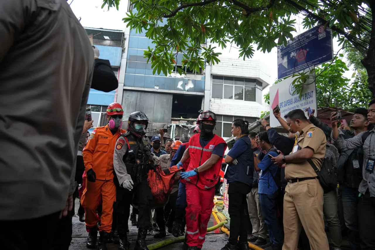 Најмалку 20 лица загинале во пожар во зграда во Џакарта