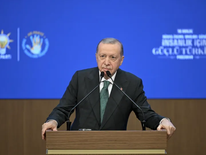 Törkiyä süriyälelärneñ, awırlıqlarğa qaramastan, illären tözekländerü tırışlıqlarınnan qanäğat