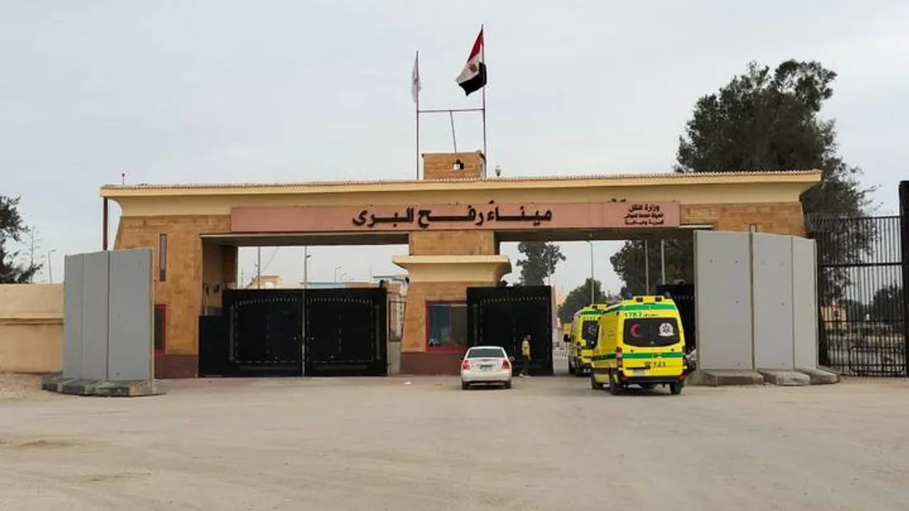 قصف مدفعي على أنحاء متفرقة من غزة و20 ألف مريض ينتظرون السفر وسط قيود إسرائيلية على معبر رفح