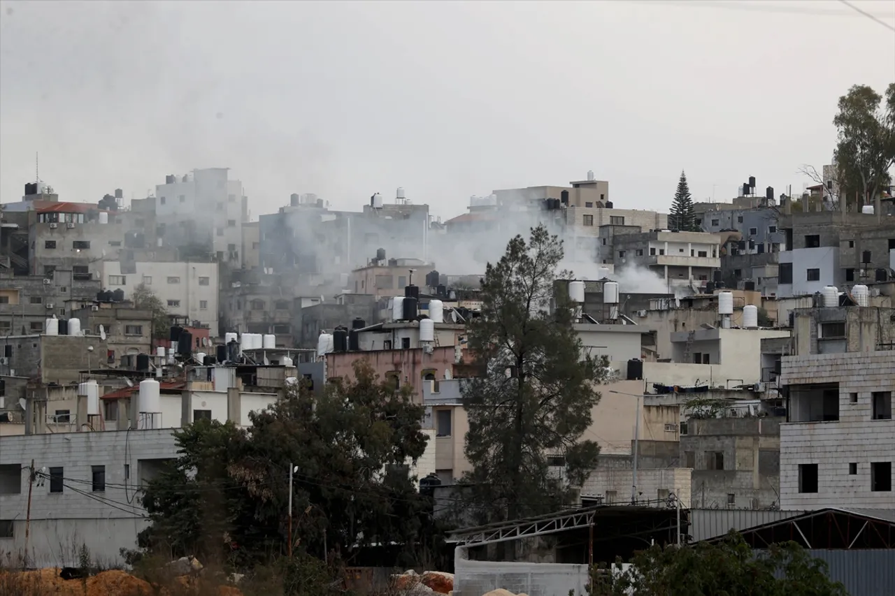 停火谈判陷入僵局，以色列对加沙发动新一轮空袭，造成至少 322 人死亡