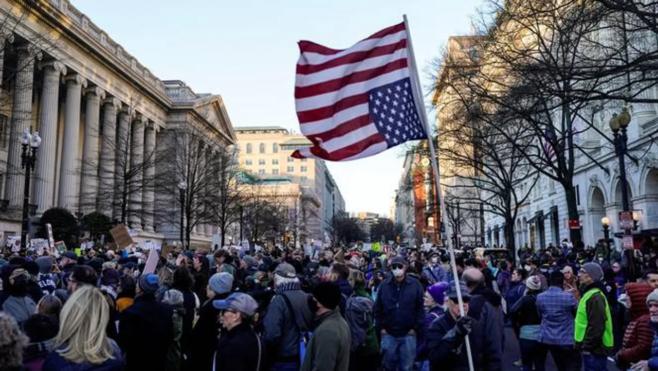 Jutaan orang 'menunggu dan mengamati' saat lebih dari 65.000 pekerja menerima tawaran 'pensiun dini' dari Trump