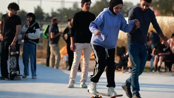 Parku i parë i skateboard-it në Bagdad ofron pushim të rrallë për skaterët