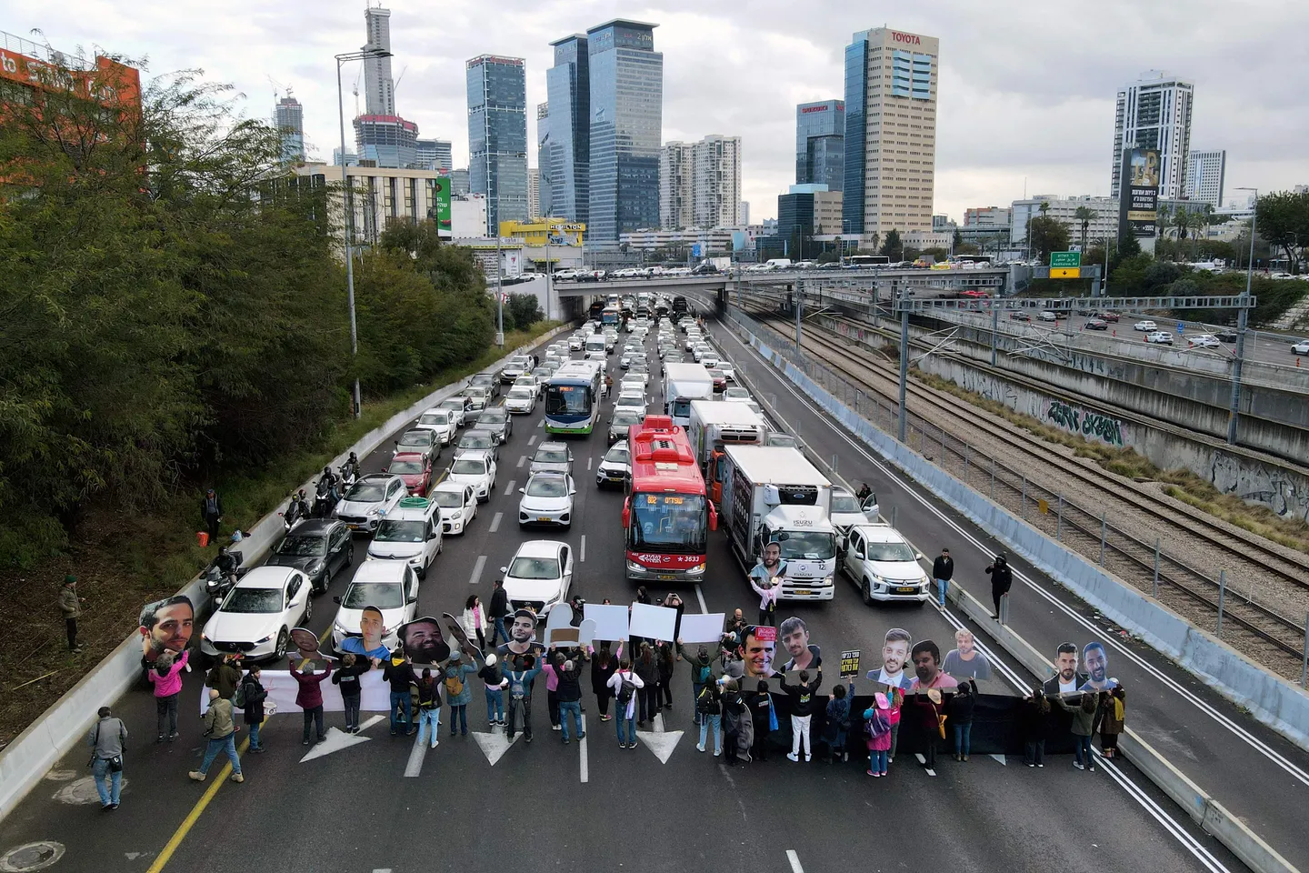 משפחות החטופים חוסמות את איילון – הזעם הציבורי נגד ממשלת נתניהו גובר