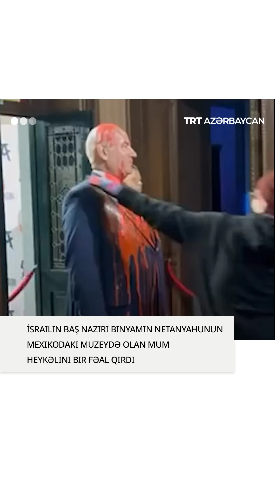 Mexikoda bir fəal çəkiclə balmumu heykəlini parçaladı