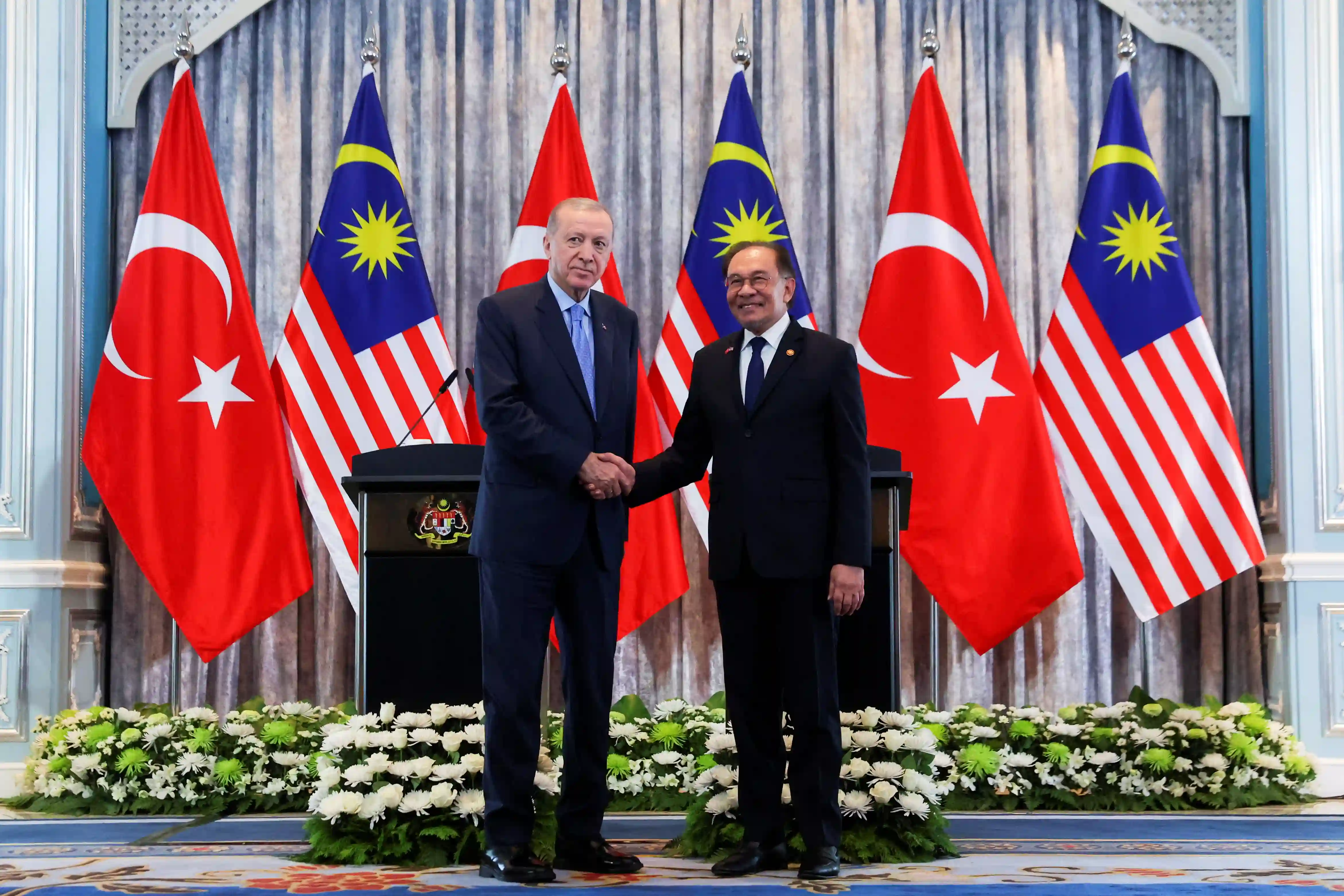 Malaysisk premierminister byder Erdogan velkommen med en officiel ceremoni