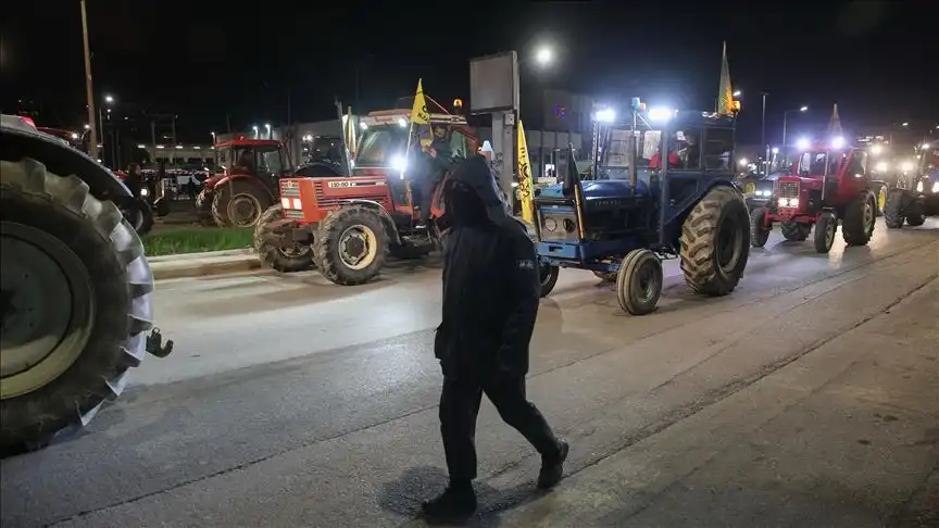 Greqi, fermerët protestë me traktorë në Selanik