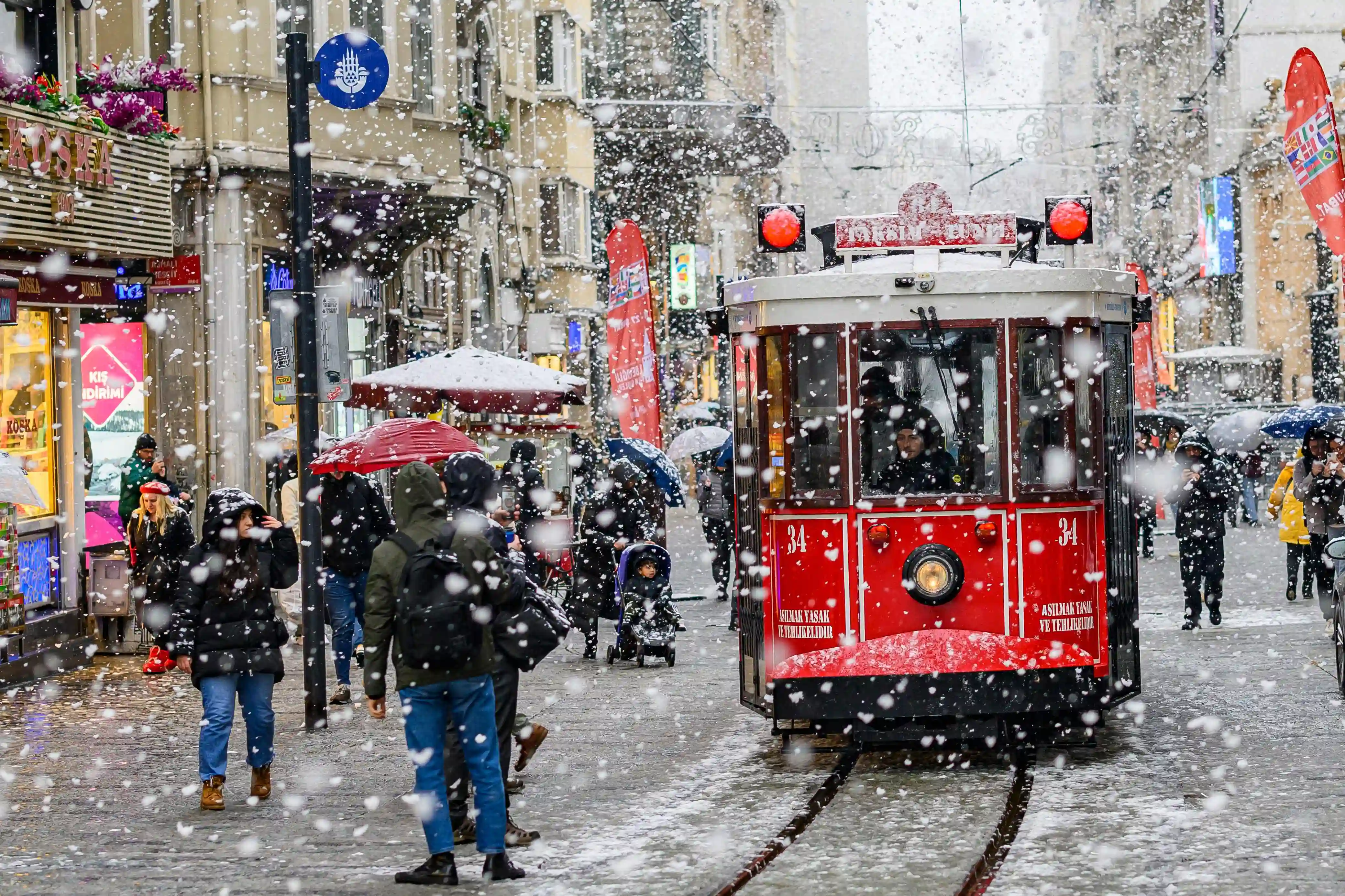 Mazauna Istanbul sun marabci dusar ƙanƙarar da aka jima ana jira inda birnin ya yi fari fat