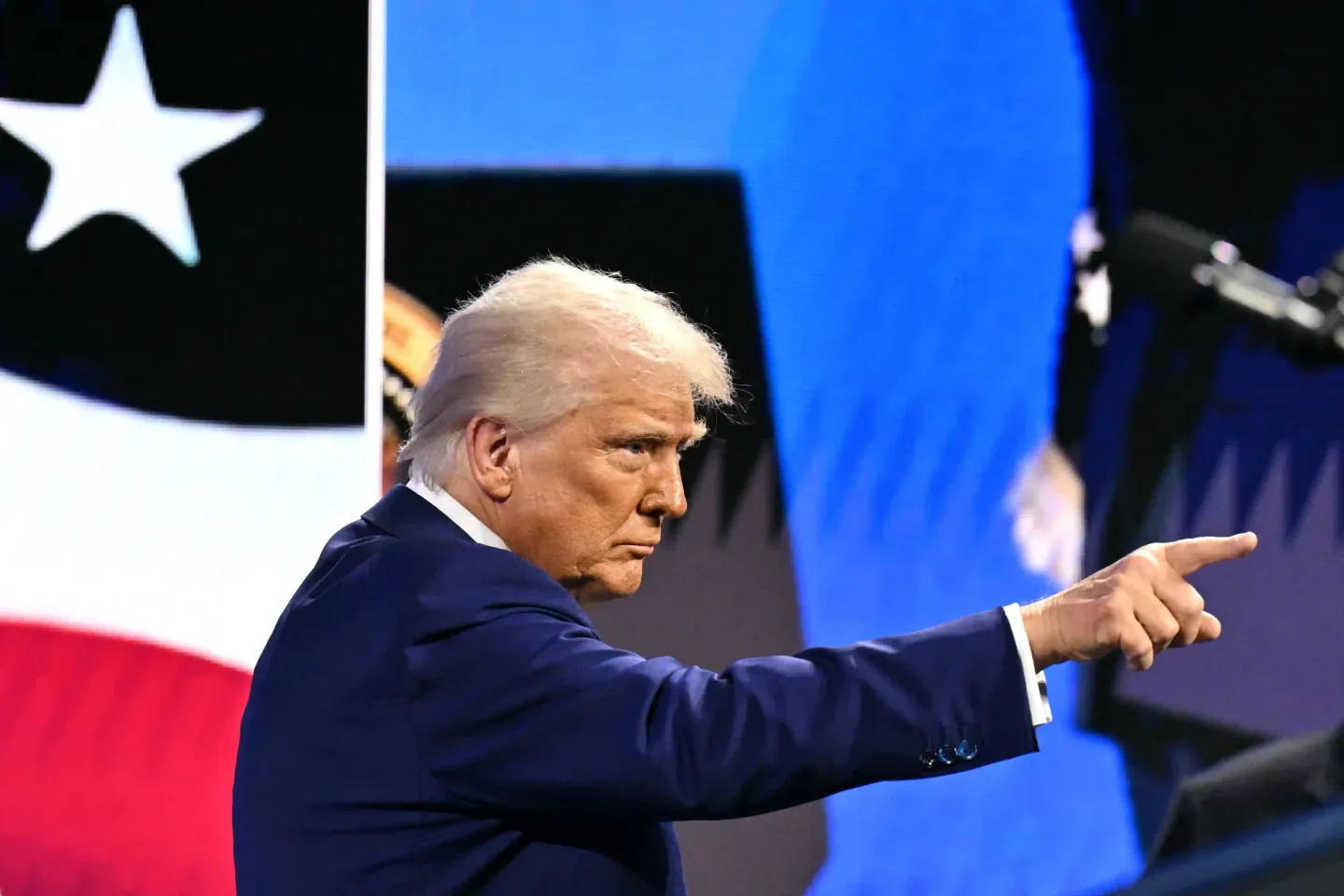 Trump signs orders halting aid to illegal migrants, rescinding regulations