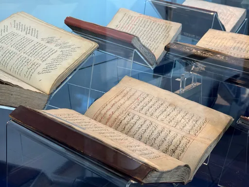 O “Hospital dos Livros” da Türkiye está a restaurar manuscritos raros, uma página de cada vez