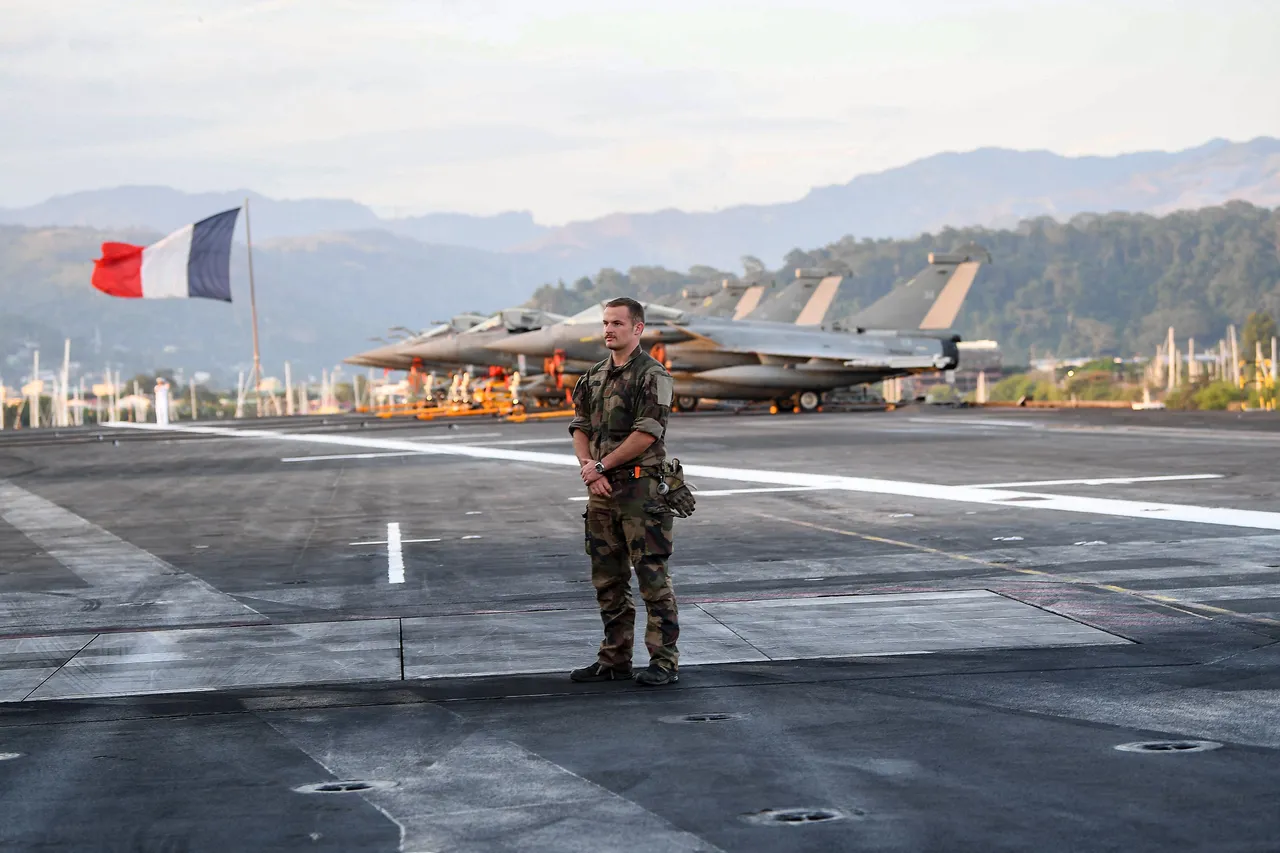 Macron lance la construction du successeur du porte-avions Charles de Gaulle