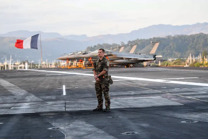 Macron lance la construction du successeur du porte-avions Charles de Gaulle