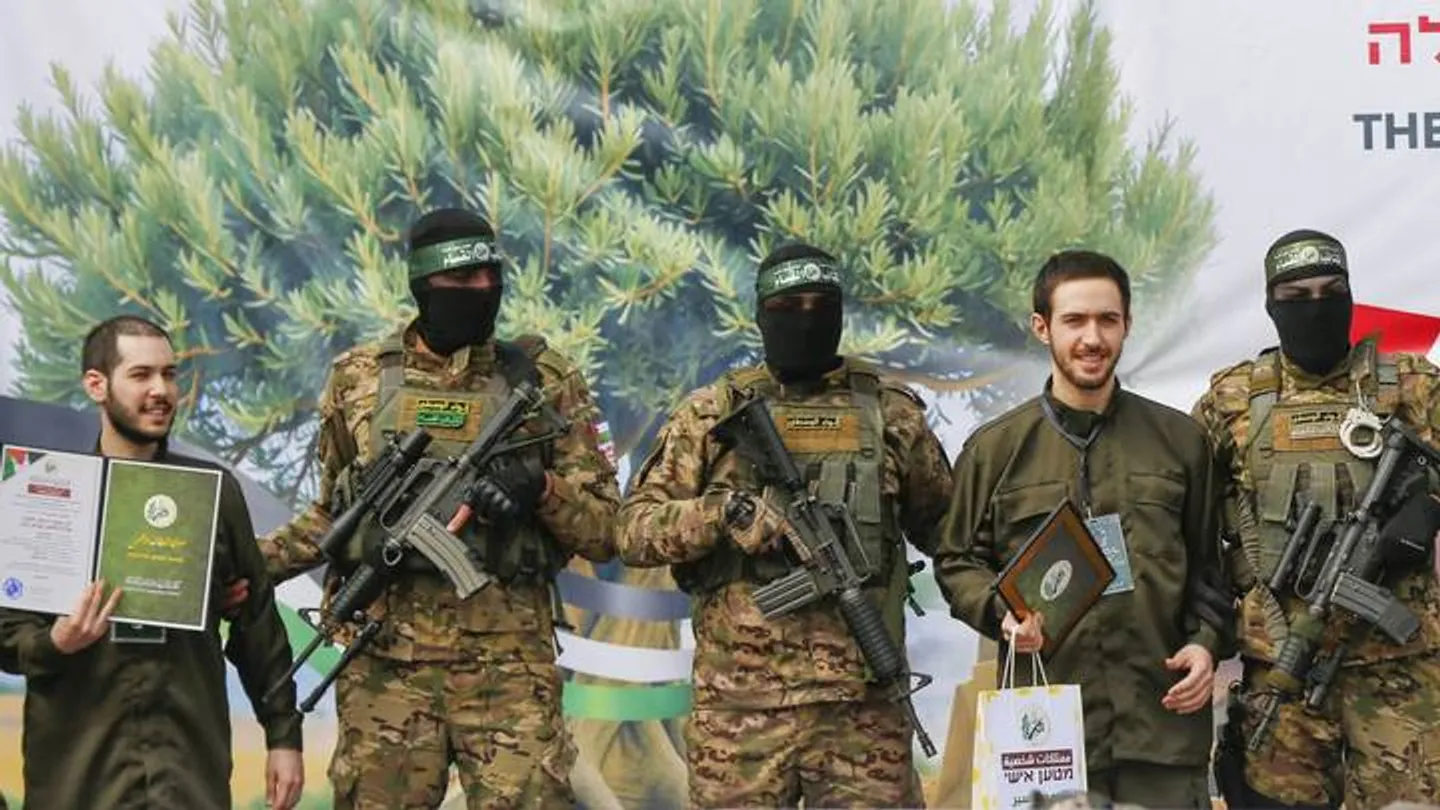 إعلام عبري: حماس وإسرائيل تقتربان من تسوية أزمة تعليق الإفراج عن الأسرى