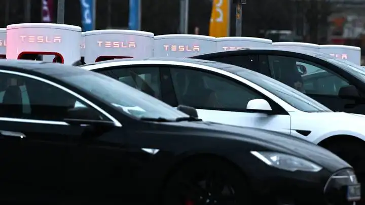 EU-Automarkt geht mit Kaltstart ins Jahr - Tesla bricht ein