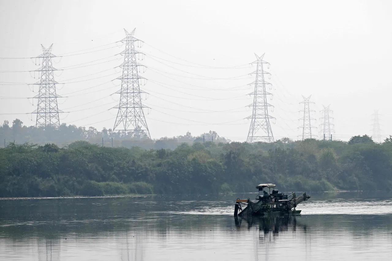 A Yamuna folyót mérgező hab borítja Újdelhiben