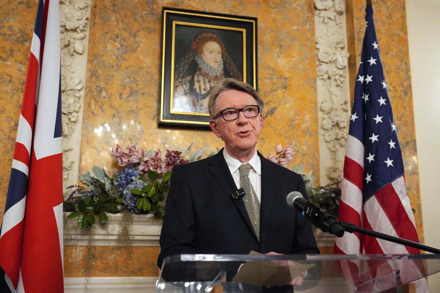 Embaixador do Reino Unido nos EUA, Mandelson, é demitido por ligações com Epstein