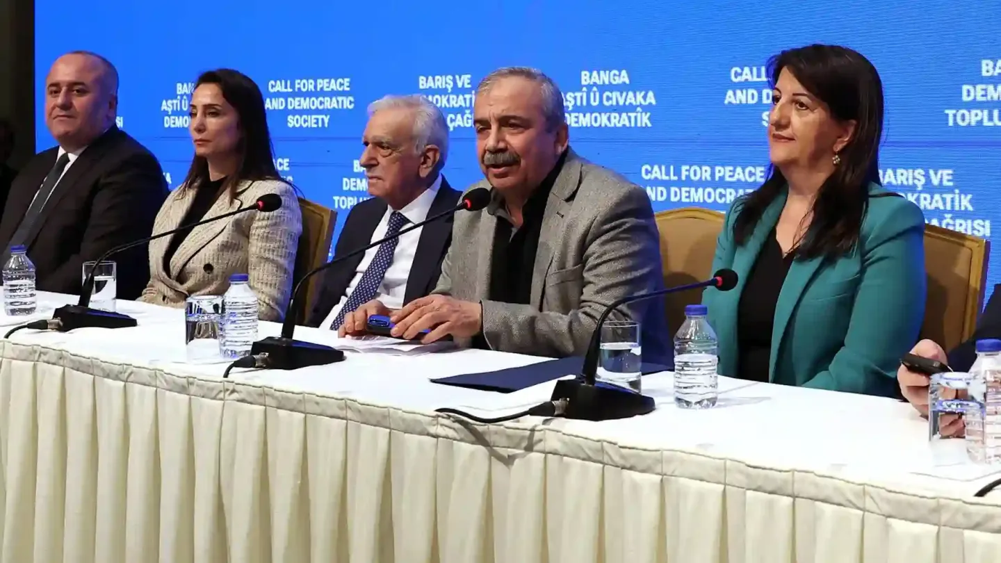 Le meneur du PKK incarcéré Ocalan appelle à la dissolution de l’organisation terroriste