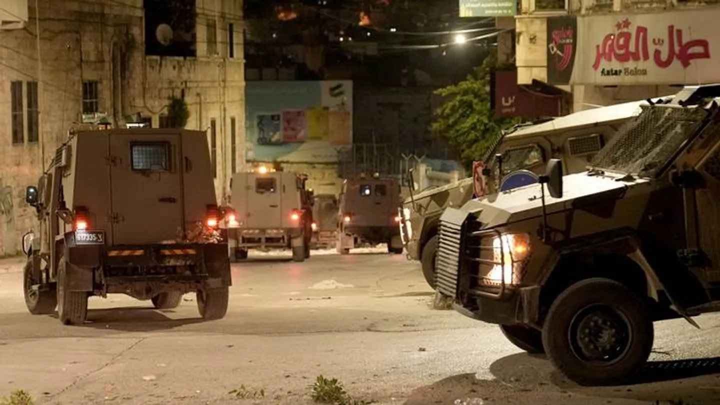 الاحتلال يتأهب لهدم منزل ويقتحم بلدات فلسطينية بالضفة الغربية وسط استمرار انتهاكات المستوطنين