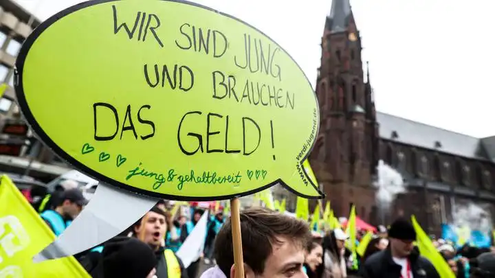 Bundesweiter Warnstreik: Tausende Azubis legen Arbeit nieder