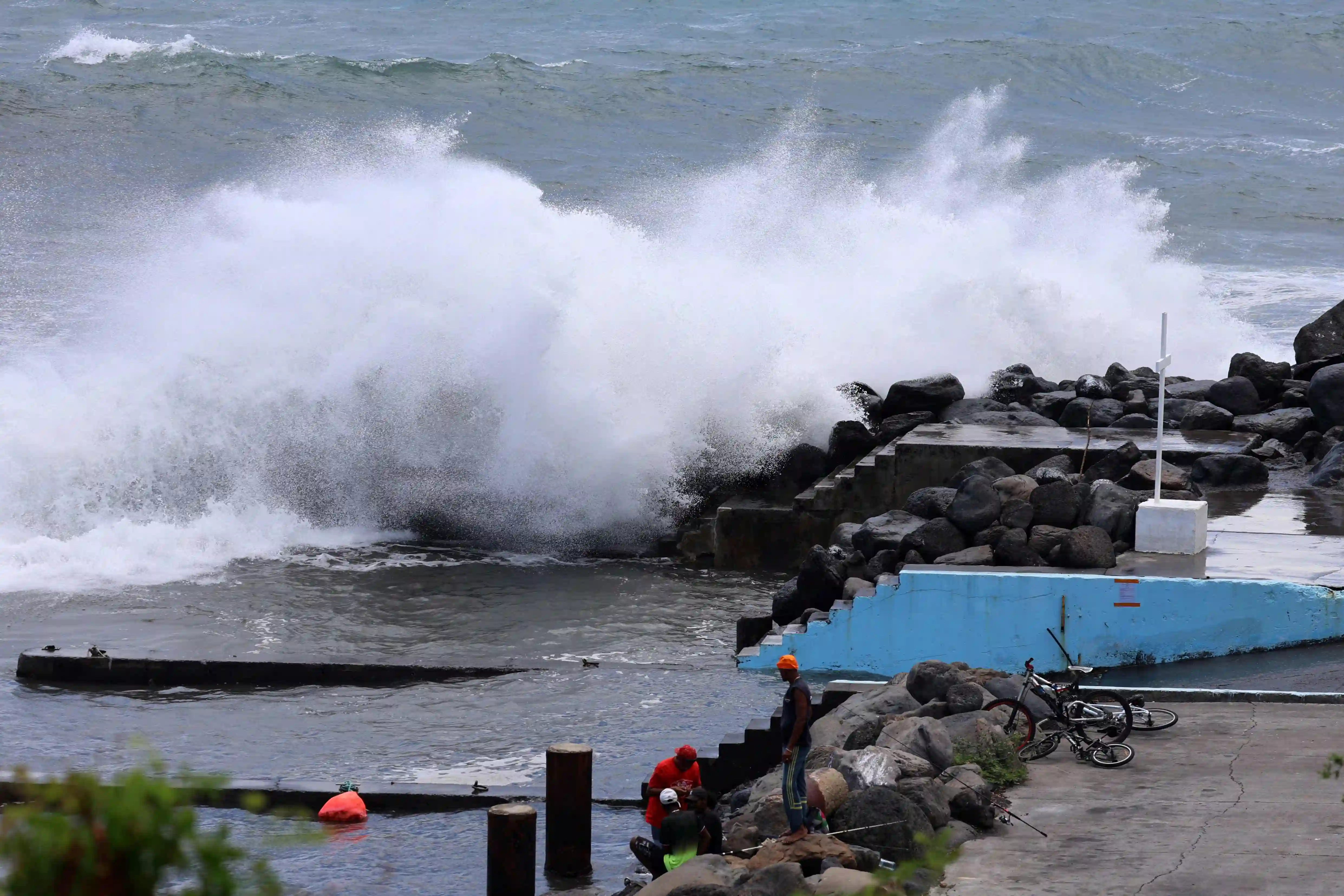 Mauritius shut down main airport as tropical storm dey approach