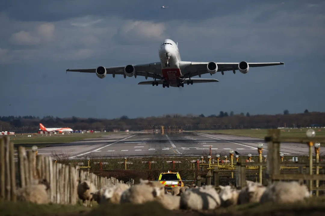Falha no controlo de tráfego aéreo perturba voos em aeroportos do Reino Unido
