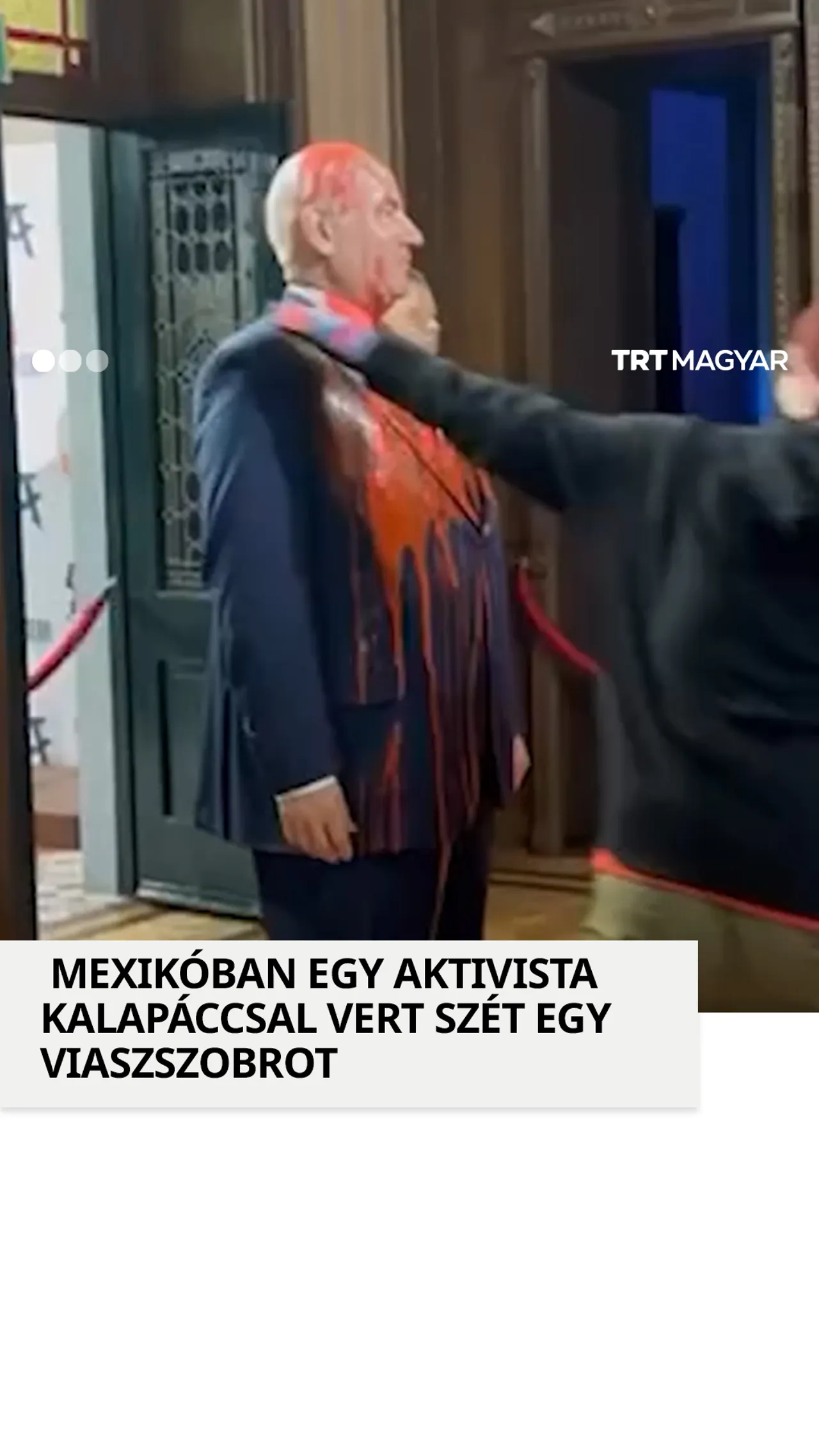 Mexikóban egy aktivista kalapáccsal vert szét egy viaszszobrot