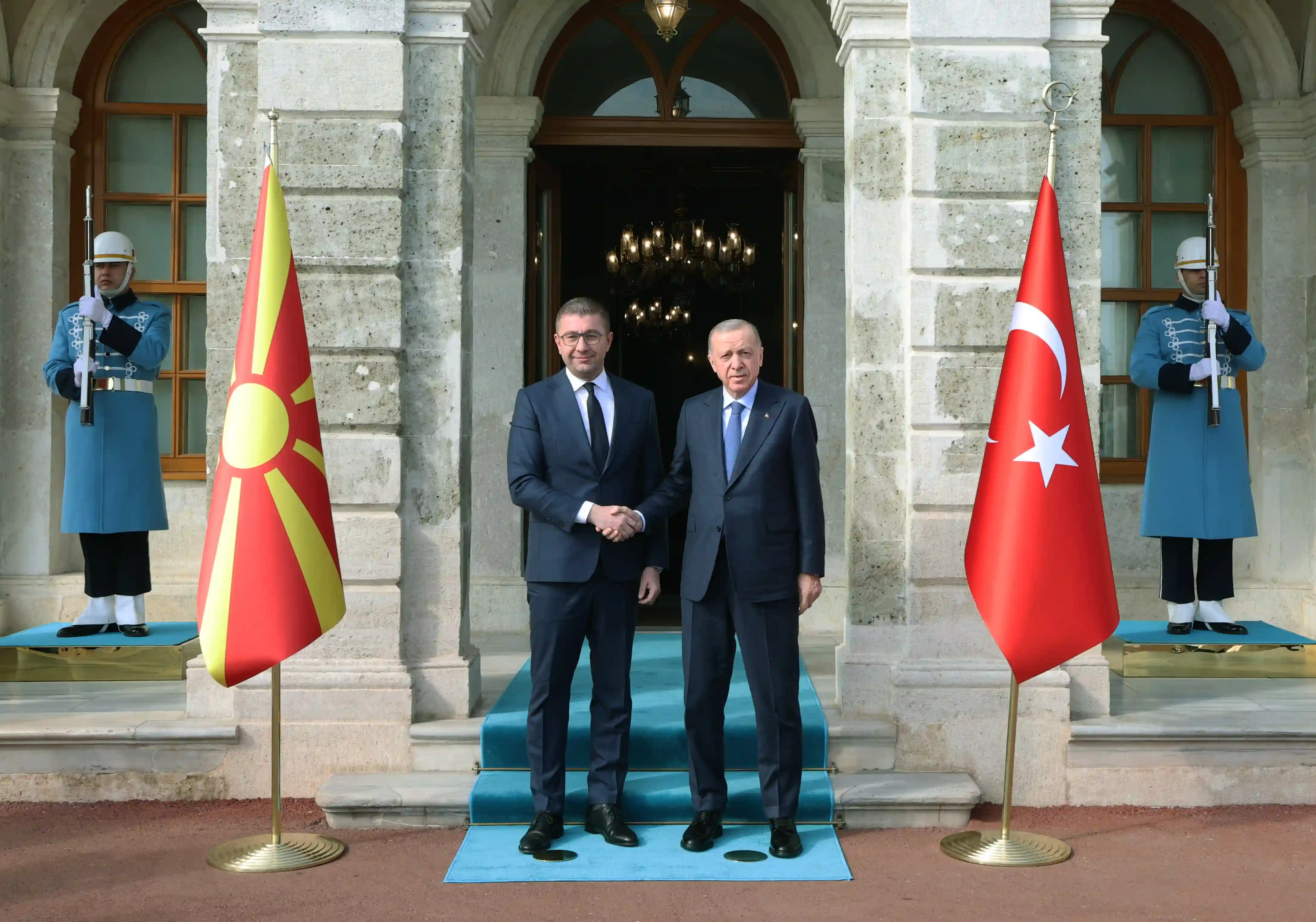 Kryeministri Mickoski pritet në takim në Istanbul nga presidenti Erdoğan