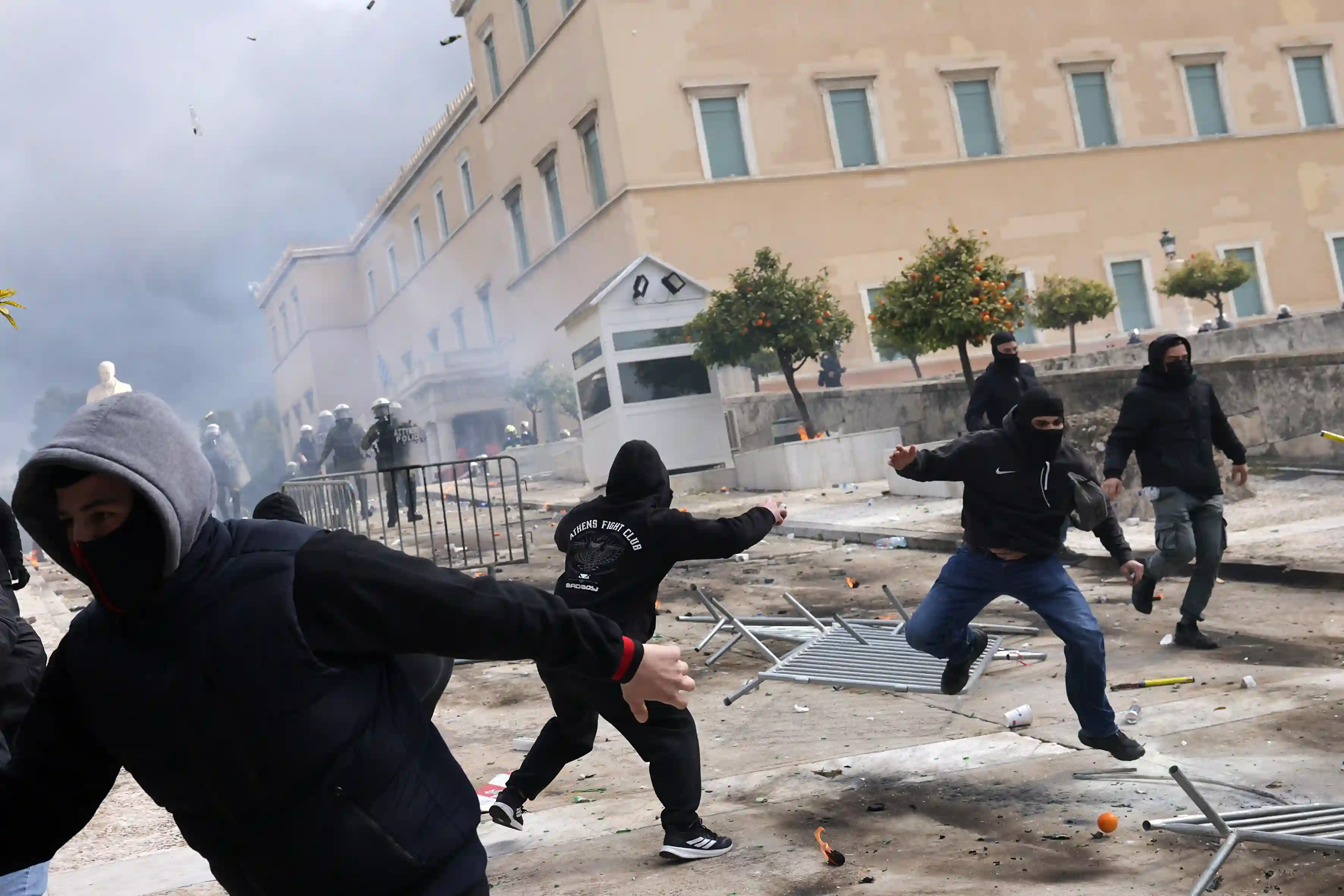 Грчката полиција употреби солзавец за време на протестите по повод годишнината од несреќата во Темпи