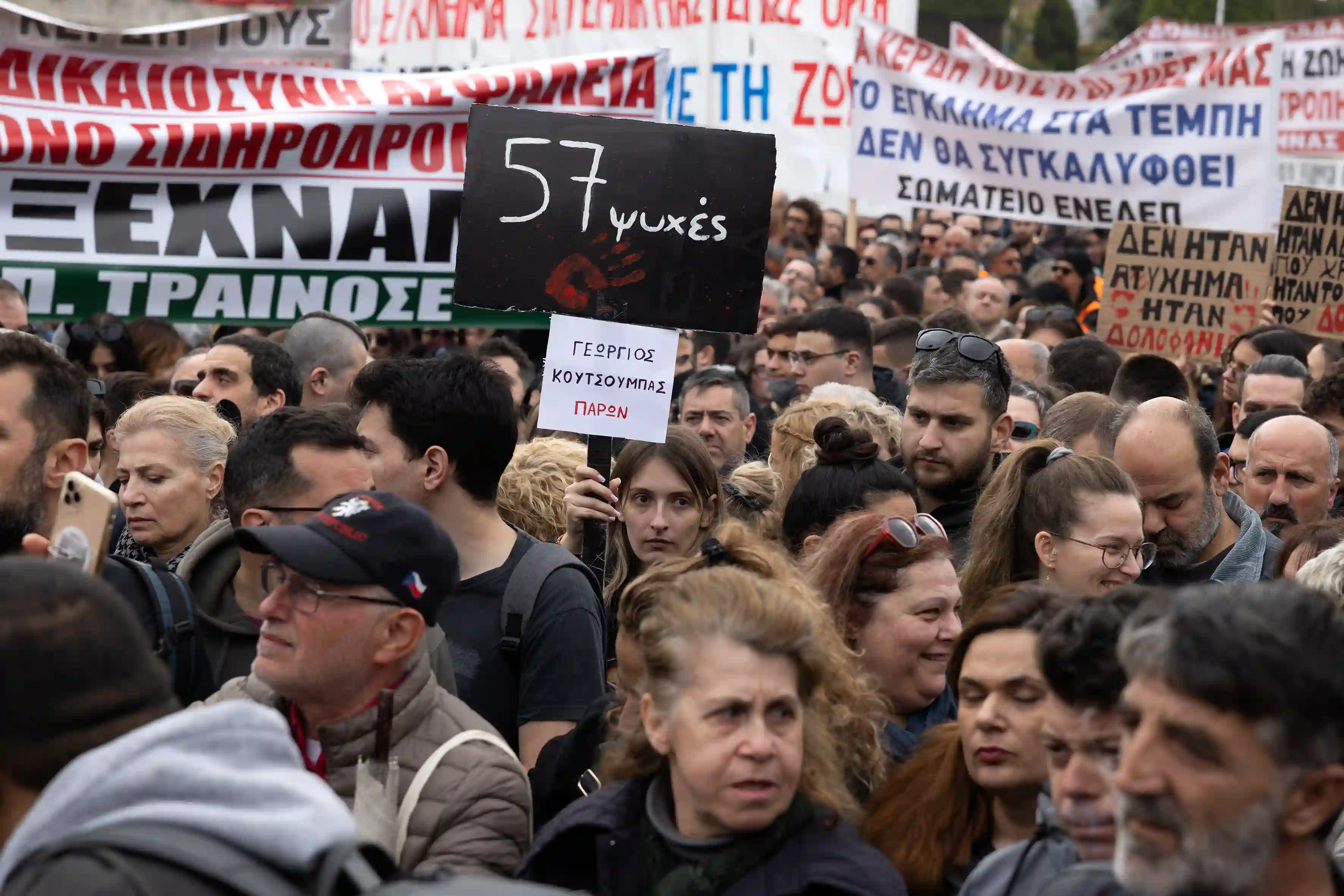 Athinë, mijëra në protestë për 2-vjetorin e aksidentit të trenit