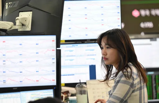 중동 긴장에 아시아 주식 및 외환 하락세; 필리핀 페소화 사상 최저치 기록