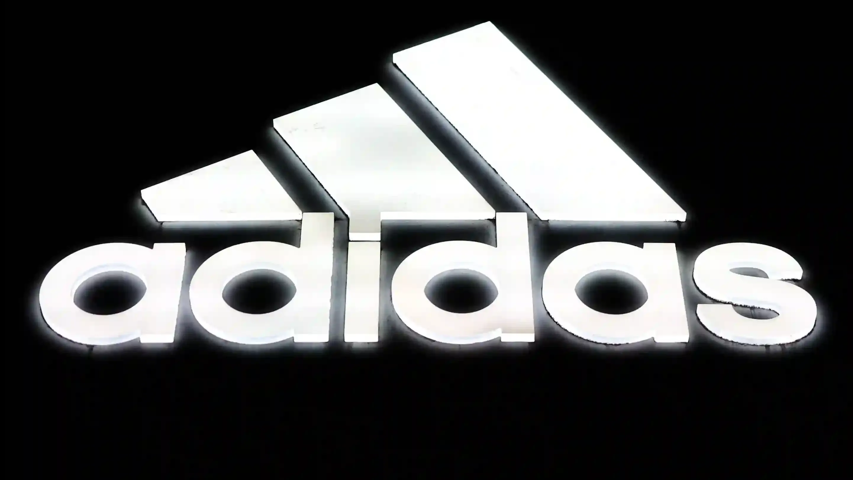 «Adidas» фашистік партиямен байланысын жылдар бойы қалай құпия ұстады?