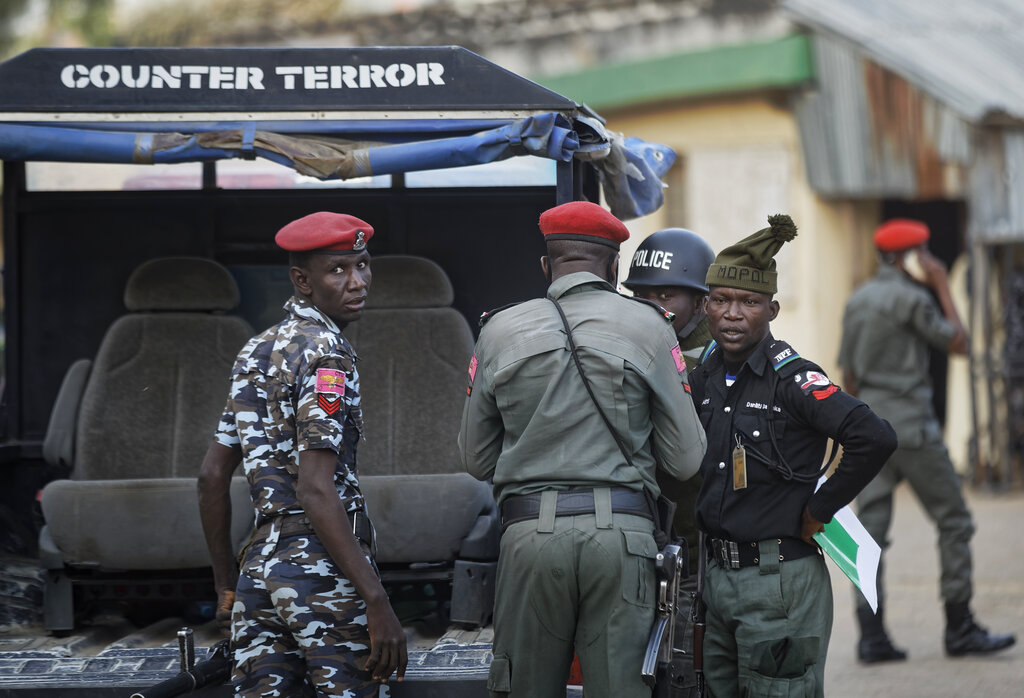 'Separatisteihin' kuuluvat asemiehet surmasivat useita ja sytyttivät koteja tuleen Nigeriassa