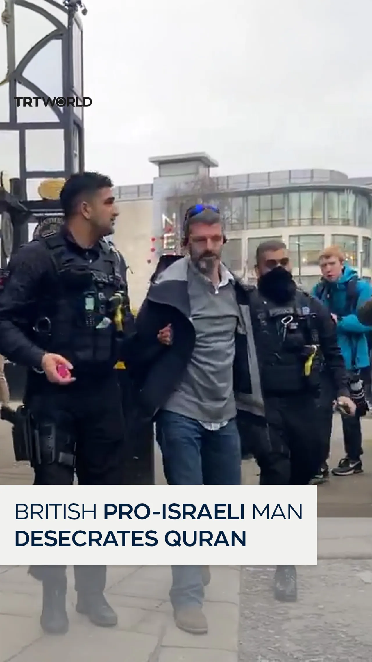 Pro-Israeli British man desecrates Quran in Manchester, UK