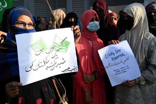 कश्मीर एकजुटता दिवस के अवसर पर पाकिस्तान भर में हजारों लोग सड़कों पर उतरे।