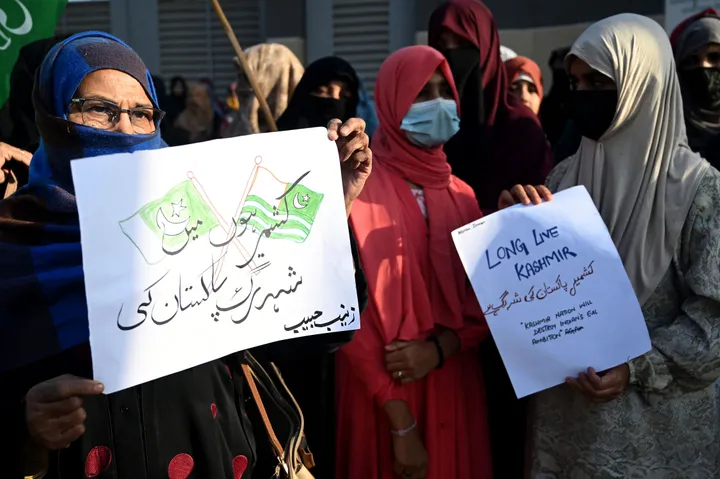 कश्मीर एकजुटता दिवस के अवसर पर पाकिस्तान भर में हजारों लोग सड़कों पर उतरे।