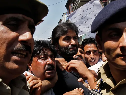 पाकिस्तान में कश्मीरी नेता यासीन मलिक के मुकदमे से पहले विरोध प्रदर्शन हुए