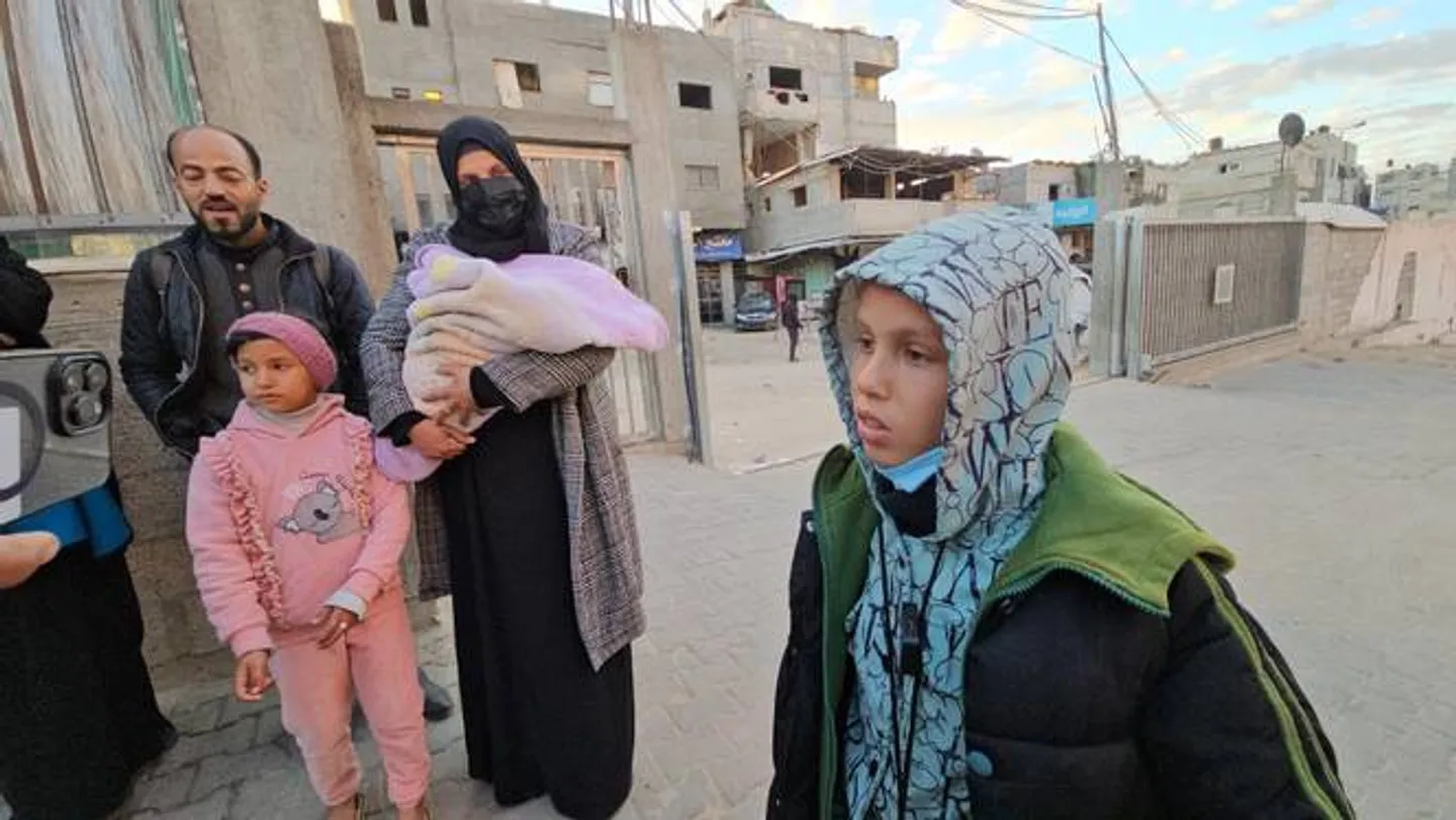 "만약 내가 가지 않으면, 그는 죽을 것이다": 가자 지구 최초의 환자들, 치료를 위해 떠나다