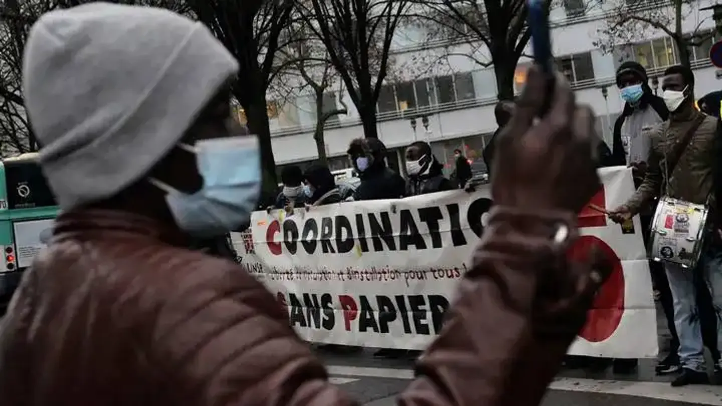 Immigration en France : régularisations en baisse, expulsions en hausse