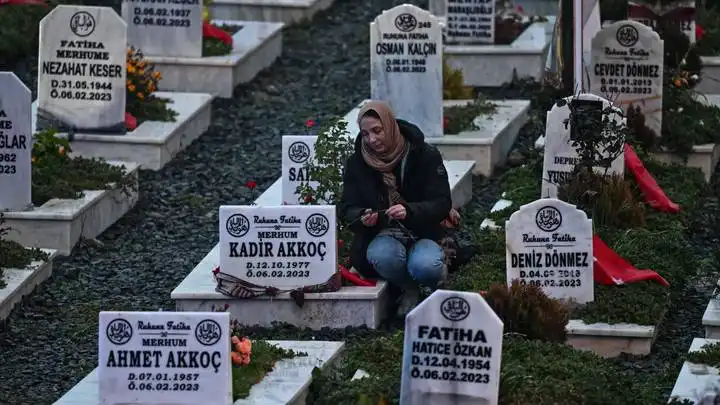 Türkiye gedenkt der Opfer des verheerenden Erdbebens