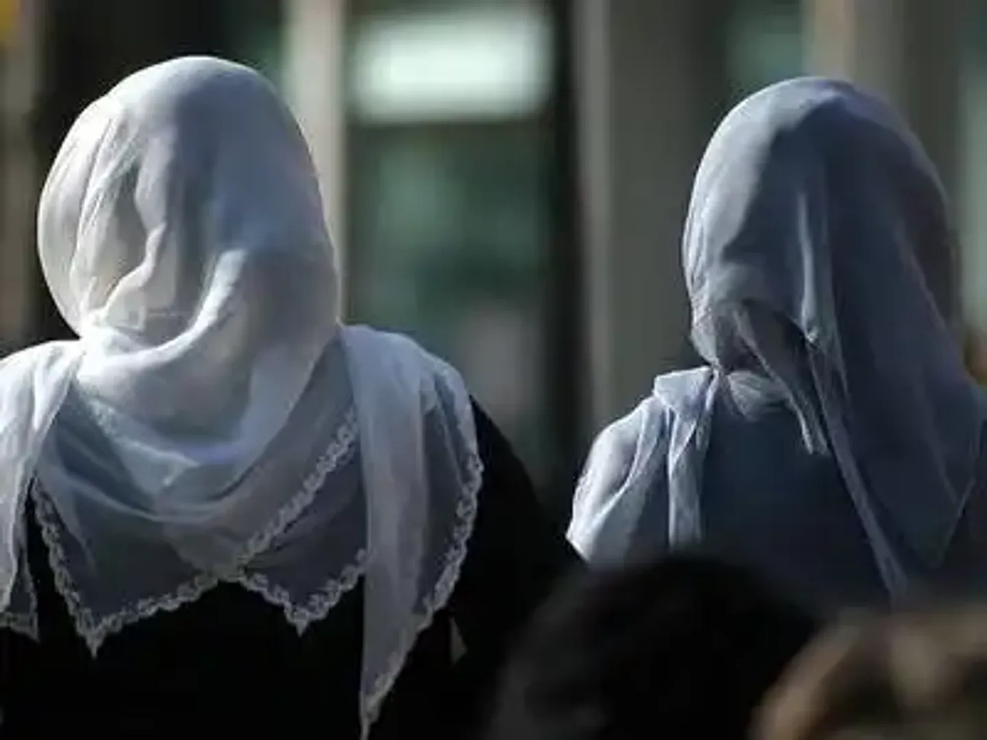 Un juge français expulse une militante du tribunal à cause de son hijab