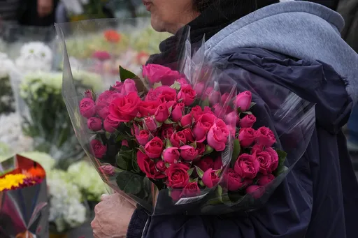 Turli madaniyatlarda sevgi, g'azab yoki quvonchni bir xil tarzda his qilamiz deb o'ylaganmisiz?